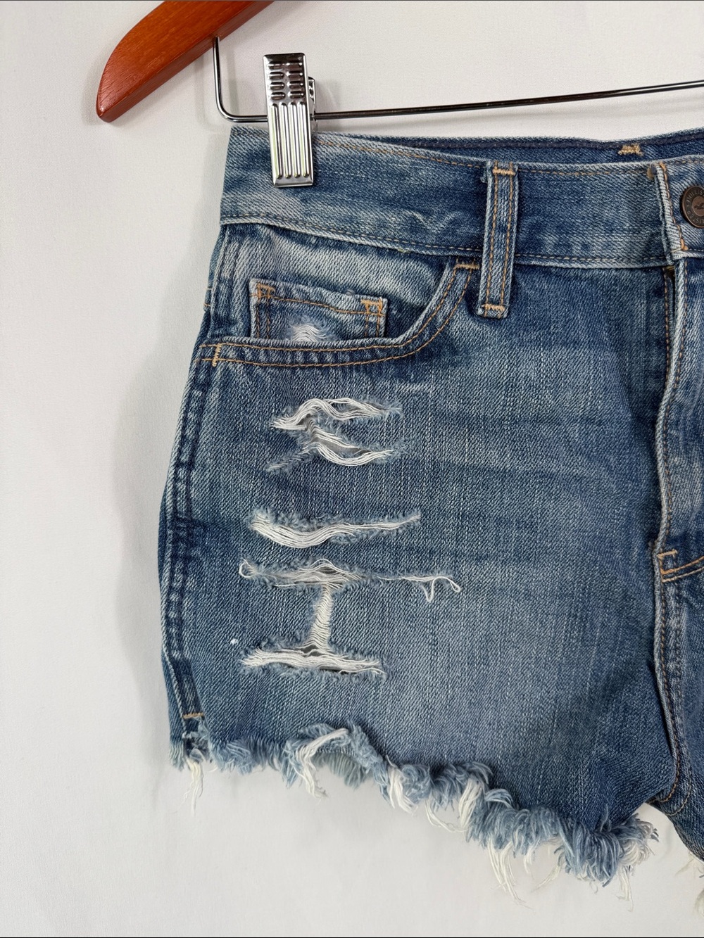 Hollister NWT High Rise Short Short Distressed Denim Shorts Frayed Size 3 / W26 - Picture 8 of 11